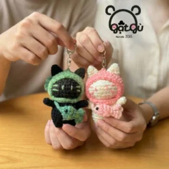Móc khóa mèo len Gật Gù cặp đôi mèo đen mèo hồng đeo túi cá thủ công