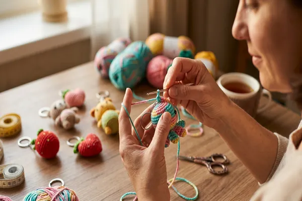 quá trình đan móc khóa handmade bằng len tại nhà