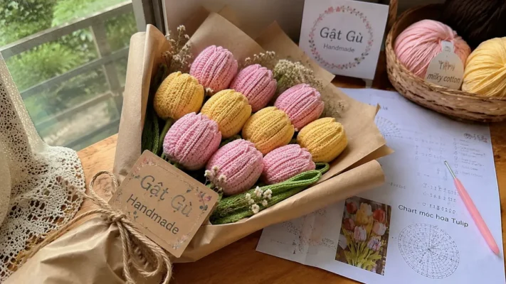 Chart móc hoa tulip tròn bằng len handmade nhiều màu pastel đặt trên bàn gỗ