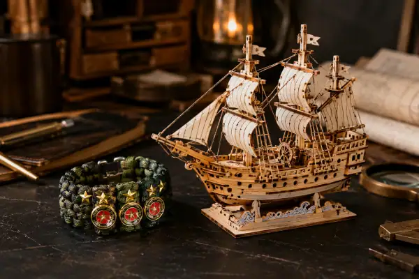 Vòng tay dây dù Paracord quân đội đặt cạnh mô hình gỗ 3D lắp ráp tinh xảo
